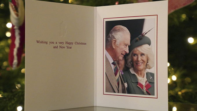英皇首張聖誕卡曝光，照片由查理斯和卡米拉親自挑選。AP