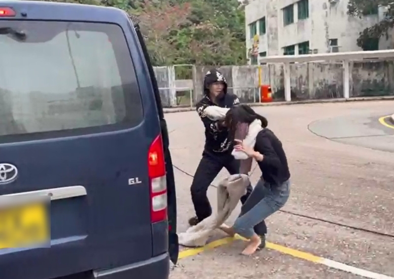 女子被两男拖上车。 网上截图