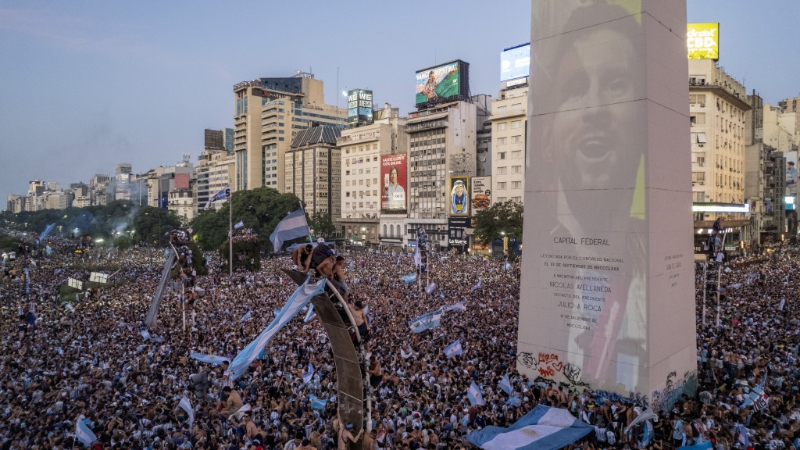 阿根廷举国欢腾，庆祝三夺世界杯 。 AP