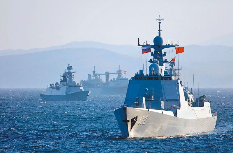 中俄海上联合-2022联合军事演习今起举行。 图为2021年双方海上联合军演。 （新华社）