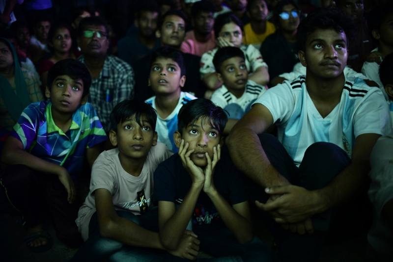 卡達世界盃足球賽決賽時，大量印度球迷聚集觀賞賽事，多數人為阿根廷隊加油。（圖／美聯社）
