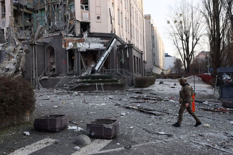 俄羅斯在12月31日再度轟炸基輔，許多民房、商店都嚴重受損。(圖/路透社)