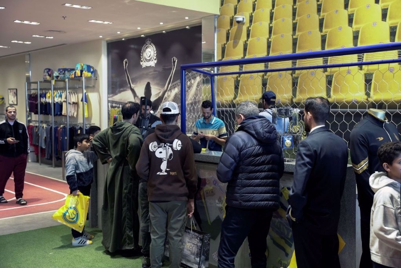 沙烏地聯賽球迷排隊購買C羅商品。（路透）