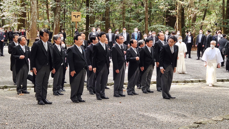 日本首相岸田文雄在三重县伊势神宫率众参拜。 网图