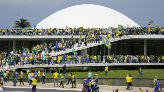 博索纳罗支持者冲击巴西国会等建筑物。 AP