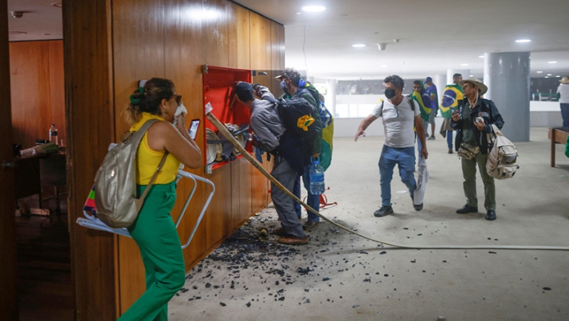 巴西前總統博索納羅支持者闖進總統府，破壞建築內部設施。路透