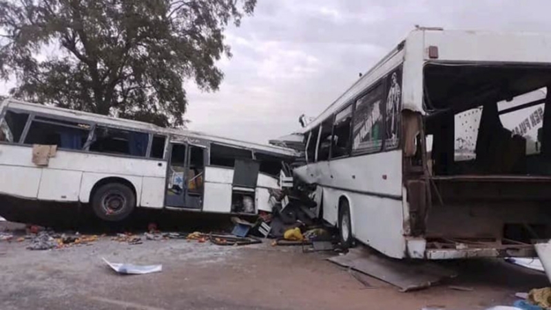 塞內加爾兩部巴士迎頭相撞，最少40人死亡，數十人受傷。AP