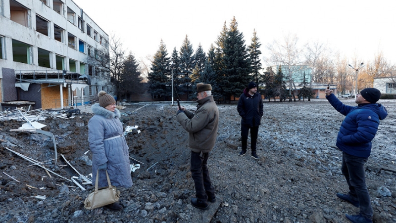 在克拉马托尔斯克市，人们在俄军声称发动报复袭击的现场拍照。 路透