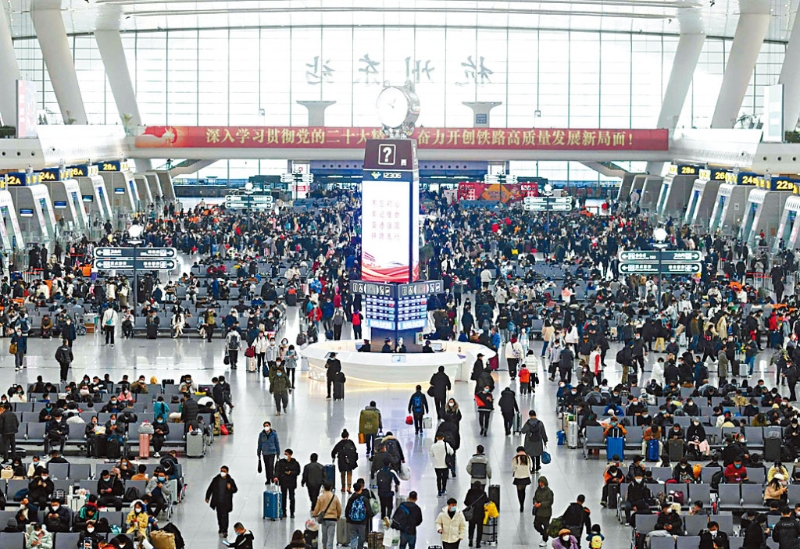 春运启动首日，杭州东站候车厅挤满旅客。