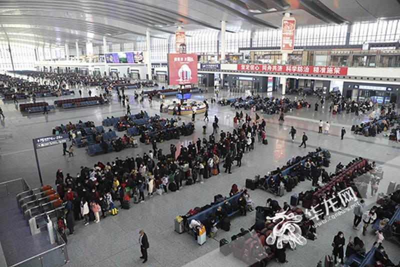 春运第一天，重庆西站候车厅有不少旅客。