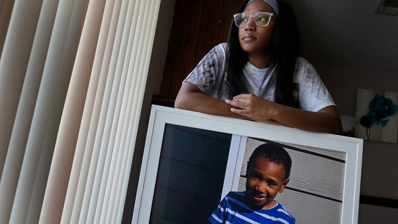 2021 年 10 月 3 日星期日，Charron Powell 在她位于密苏里州雷敦的家中拿着她儿子 LeGend Talieferro 的照片站在那里。LeGend 于 2020 年 6 月 29 日被枪杀时年仅 4 岁，当时他正在睡觉和他父亲住在一起的公寓。 （美联社照片/查理里德尔）