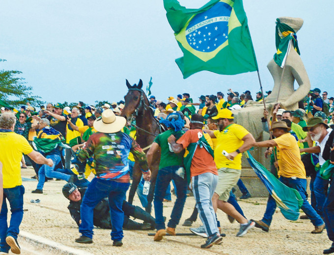 一名軍警周日在巴西總統府的衝突中，從馬上摔下。