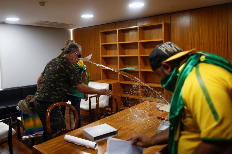 巴西示威者任意翻看文件。路透社