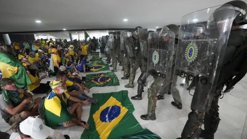 巴西激進分子衝擊總統府與防暴警對峙。AP