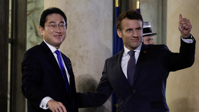 日本首相岸田文雄到访法国与马克龙会晤，双方承诺在亚太加强安全合作。 reuters