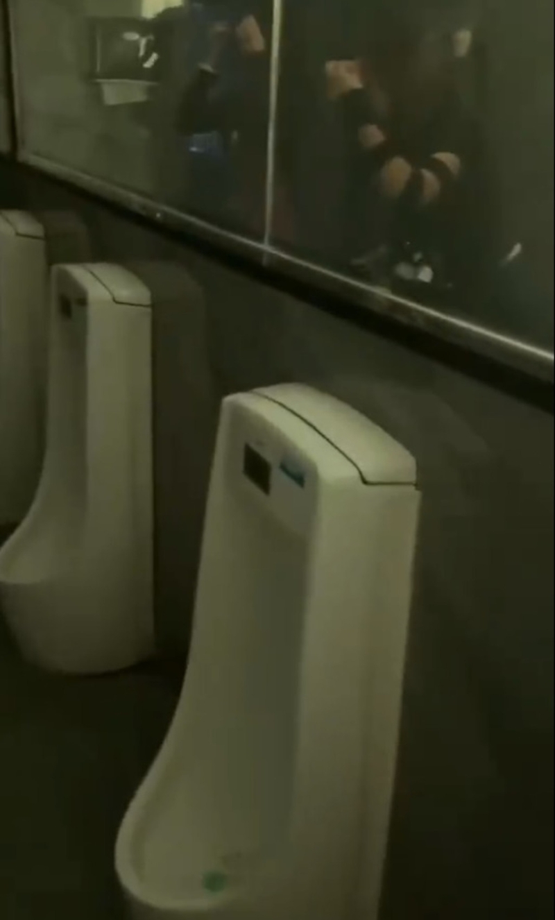 男士洗手间的「尿兜」前亦装有一面玻璃，惟透过该玻璃，能看到对面女士洗手台的情况。 微博图