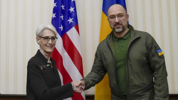 美国国务院副国务卿舍蔓（左）16日前往基辅，与乌克兰总理什米加尔（右）等高阶官员见面。 网图