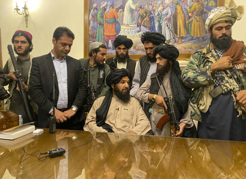 報道指，目前至少有2名塔利班官員和4名著名的塔利班支持者擁有「藍剔」。AP資料圖片