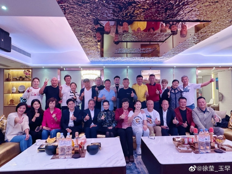 日前前圍棋選手徐瑩在社交平台分享多張體育界名人聚會照片。