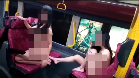 巴士上猥褻行為偶有發生，其中近年最轟動的是流傳兩名女子在車廂內拍攝全裸照。