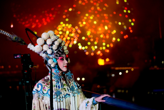 重庆在除夕夜举行无人机焰火表演。新华社
