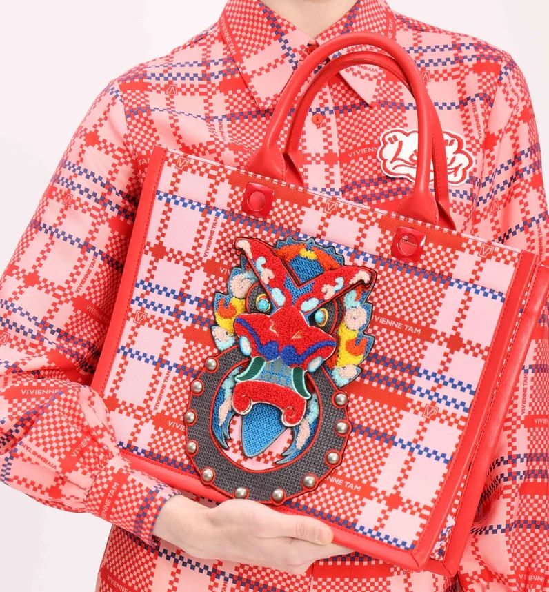Vivienne Tam的品牌袋飾亦包含中西方色彩，更加入香港本地情懷。