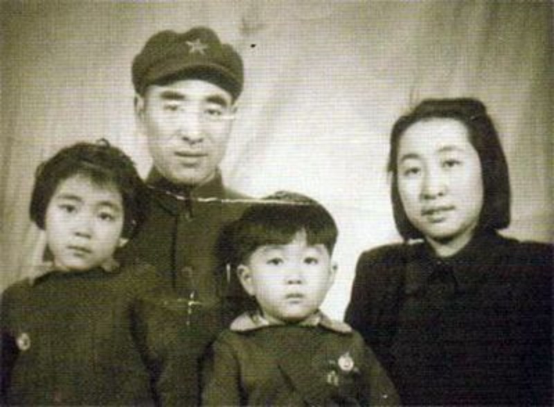 林彪与叶群及两名子女。
