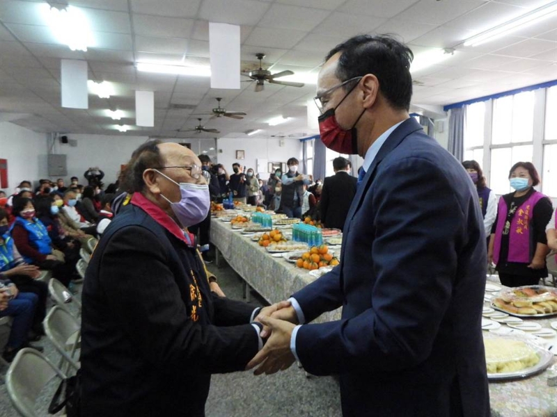 國民黨主席朱立倫（右）今上午到花蓮縣黨部參加新春團拜聯誼活動，向每位黨員握手致意。（羅亦晽攝）