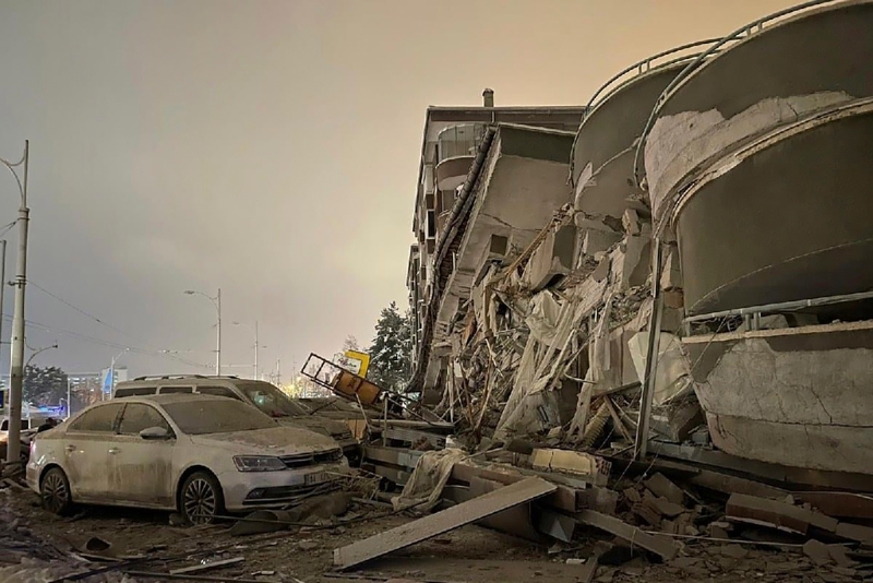 土耳其今(6)凌晨4時17分（台灣時間上午9時17分）發生7.8強震；圖為毀損車輛停在一座倒塌的建築物前。(圖/美聯社)  