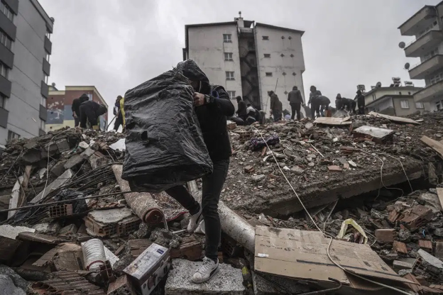 土耳其地震，搜救團體在瓦礫裡尋找悻存者。(圖/美聯社)