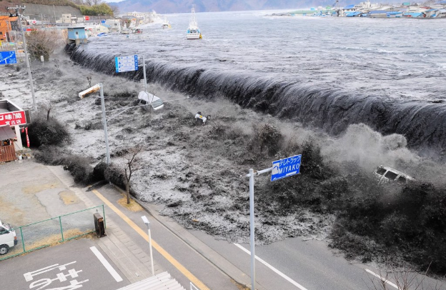 東日本大地震引發的海嘯。(圖/路透)