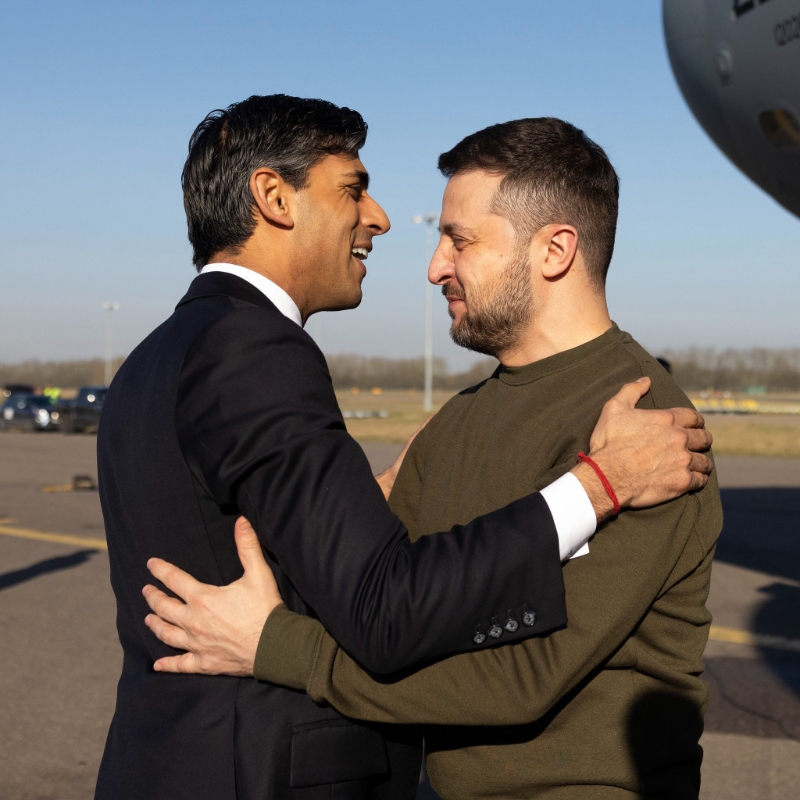 英國首相辛偉誠（左）在機場迎接澤連斯基並給他擁抱。 網上圖片