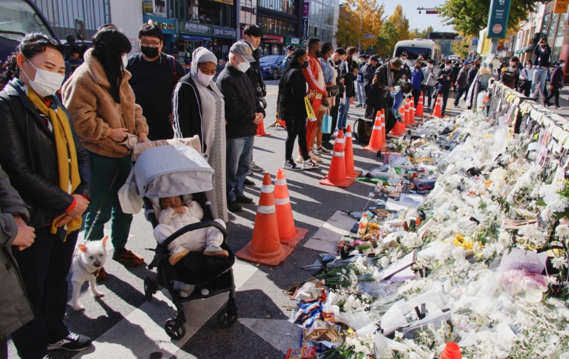 仍有不少首爾市民在悼念梨泰院慘劇。Reuters
