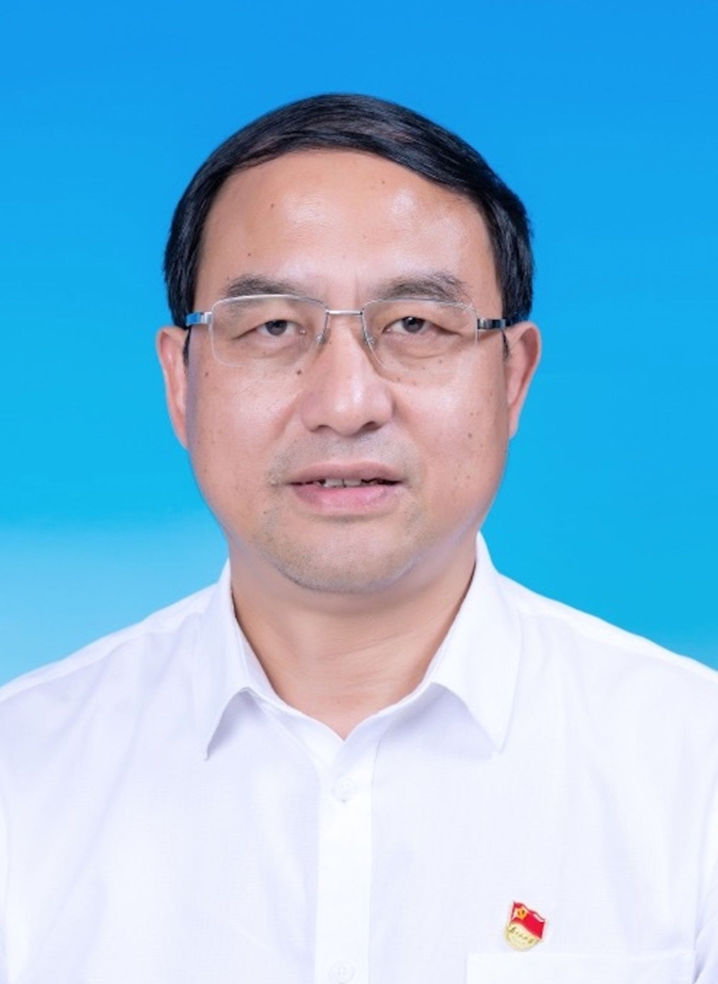 余姚市教育局党委书记、局长王胜战。