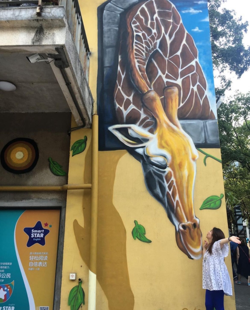 外牆都塗上塗鴉或巨型壁畫。（圖片來源：IG@hunawanpratiwi）