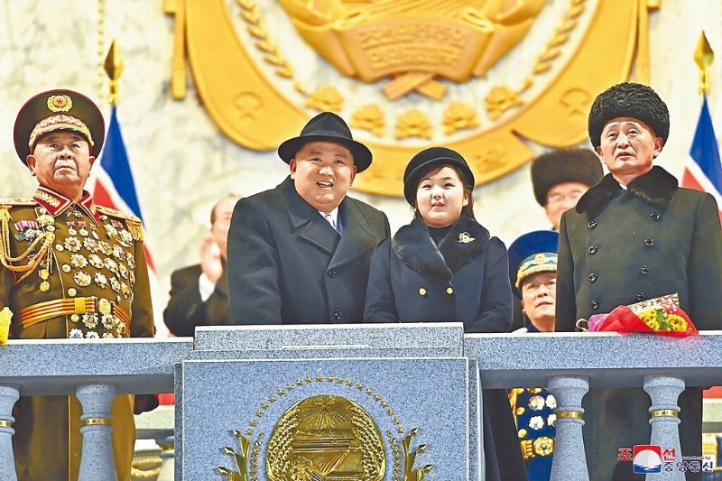 北韓領導人金正恩攜女兒金朱愛出席閱兵式。（朝中社）