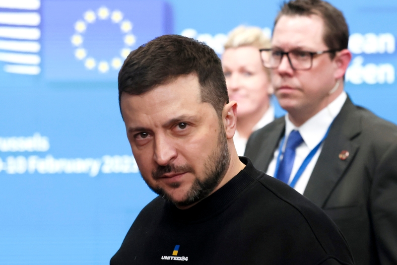 2023年2月9日，烏克蘭總統澤倫斯基（Volodymyr Zelensky） 在布魯塞爾舉行的歐盟峰會上會見歐盟領導人後離開。（美聯社）