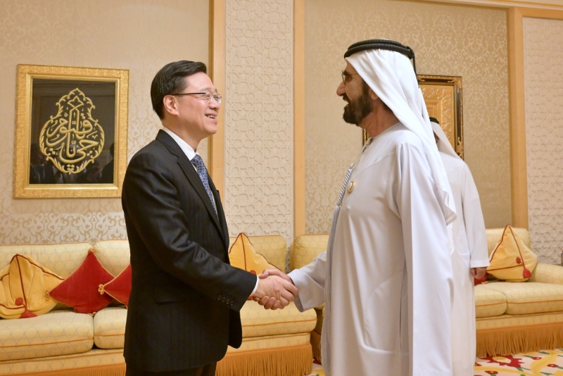 李家超与身兼阿联酋副总统和总理的迪拜酋长穆罕默德. 阿勒马克图姆会面。