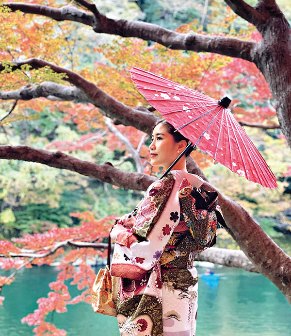 他们前年游遍欧亚各地，十一月的秋天，Chryseis换上日本传统和服，在京都的河川赏红叶。