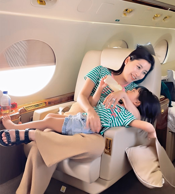 陀B期间，Chryseis即使挺着大肚子，仍常常带着女儿坐私人飞机去旅行。