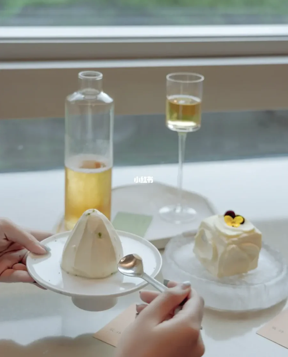叶外. Urban茶室是一家新中式风格的茶室，主打法式甜品与中式茶饮的创新概念。 图源：小红书@BAOER