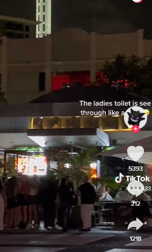 纽西兰酒吧「总部」因为透明女厕被骂爆。 （截图自Twiiter）