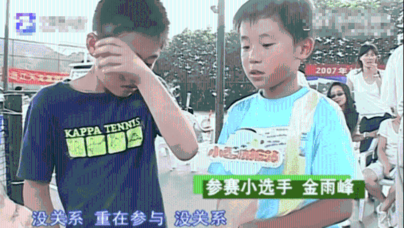 在2007年杭州市青少年网球大师赛决赛中，吴易昺（左）因为输了比赛在面对镜头时忍不住抽泣落泪。