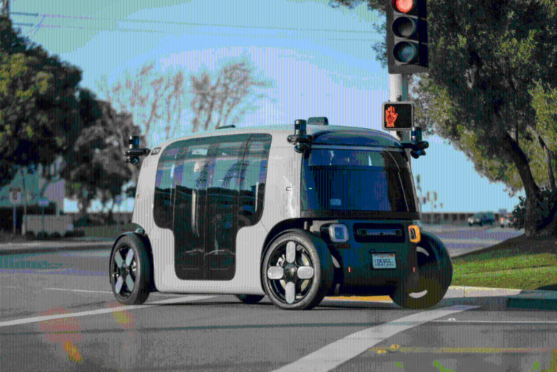 Zoox無人駕駛的士外觀方方胖胖，沒有方向盤或踏板，但具有雙向駕駛能力和4輪轉向，毋須倒車即可改變方向。