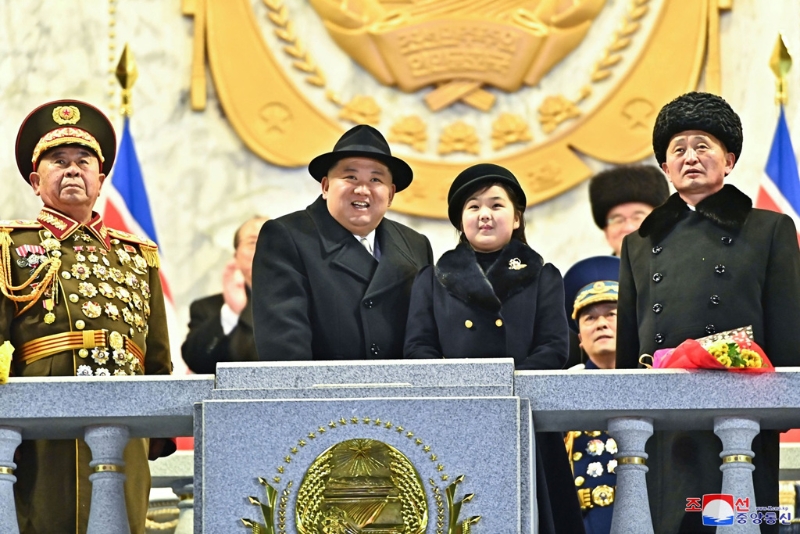北韓8日建軍75周年閱兵儀式上，金正恩牽愛女金朱愛走紅毯、登主席台。（圖／路透社、朝中社）