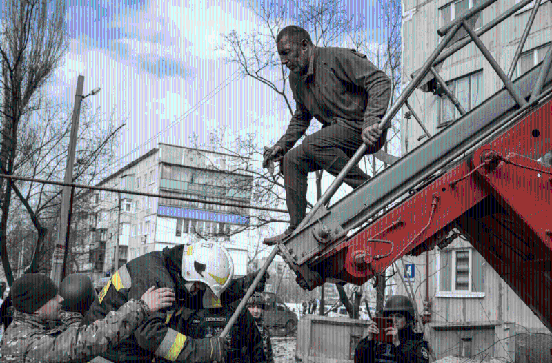 2 月 15 日，在烏克蘭頓涅茨克地區的波克羅夫斯克，在俄羅斯對烏克蘭的襲擊中，公寓樓被導彈襲擊嚴重損壞後，一名男子被消防員救出。路透社