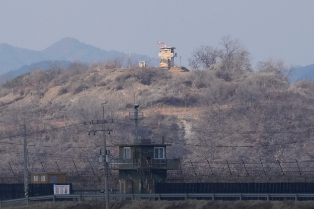從南韓坡州望向北韓軍事碉堡。 美聯社