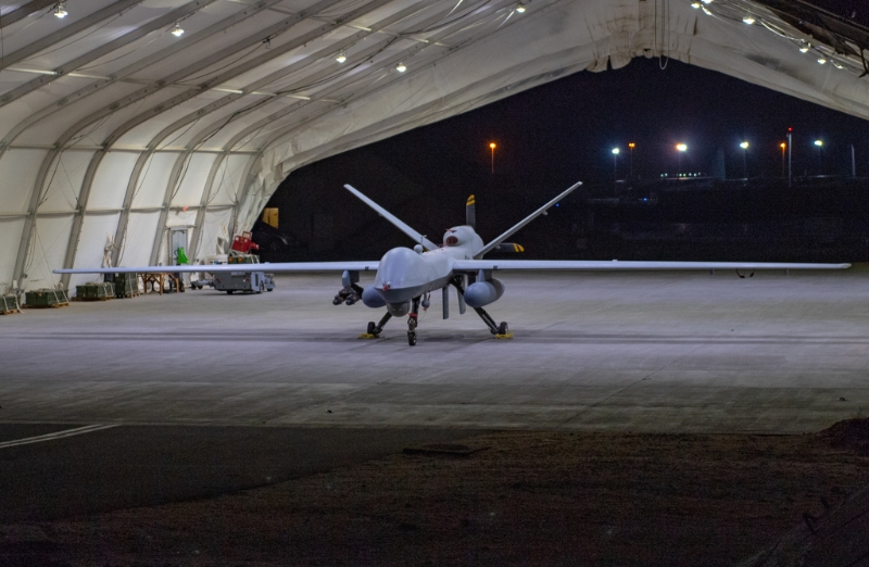 2019年7月23日，科威特阿里薩勒姆空軍基地進行偵蒐行動之前，一架配備外部油箱和彈藥的美國空軍MQ-9 死神無人機停在機庫中。（DVIDS）