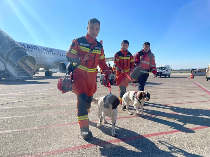消防处领犬员带同搜救犬Um及Twix随特区救援队前往土耳其地震灾区。