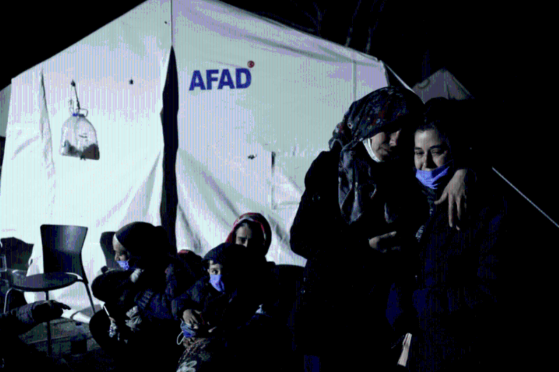 2 月 20 日，土耳其哈塔伊省安塔基亞發生地震後，人們互相支持安慰。路透社